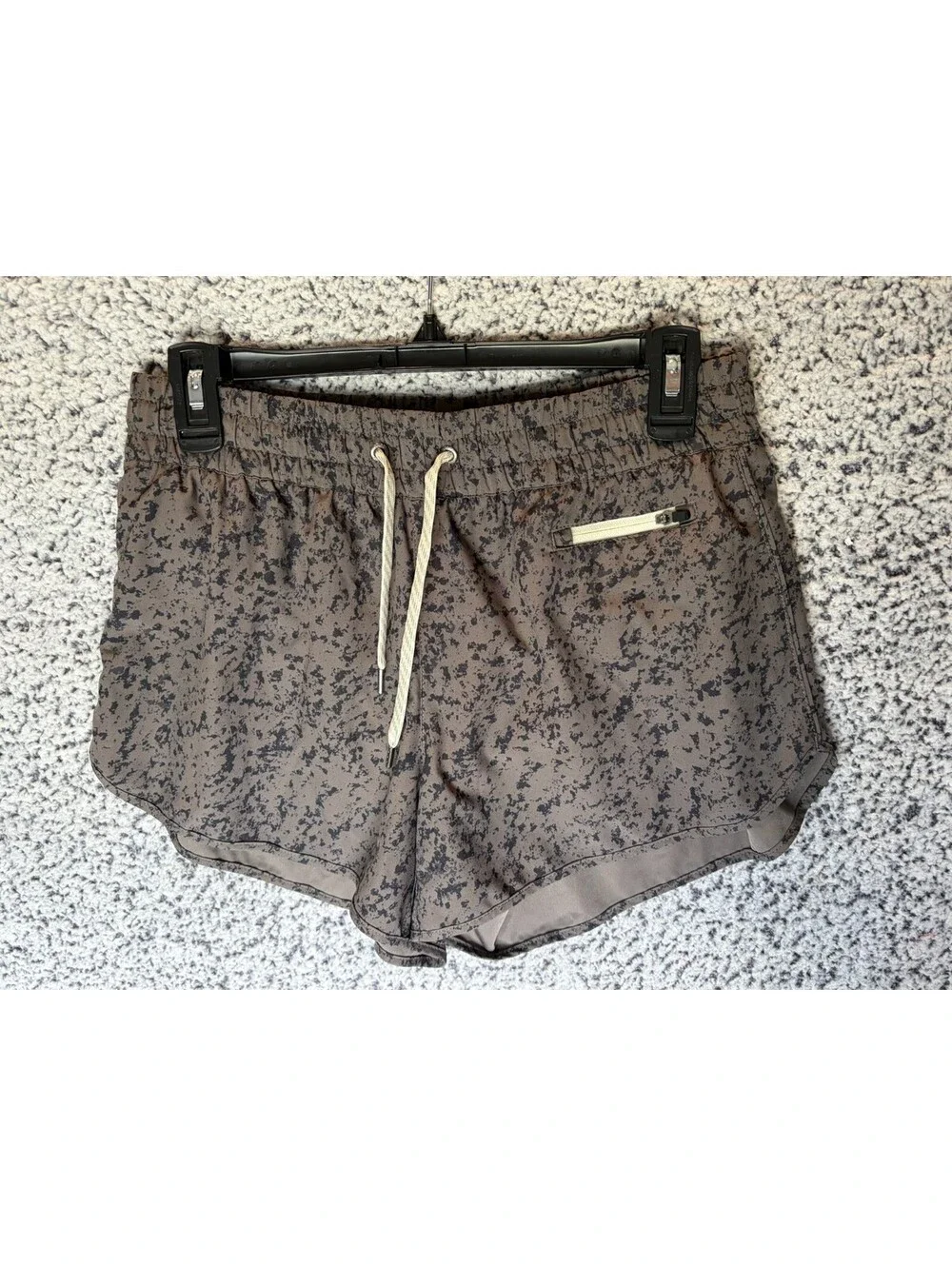Vuori Womens Running Shorts Medium Gray Navy Abstract Print Lined Zip Pocket